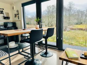 Η κουζίνα ή μικρή κουζίνα στο Eco-Friendly Highland Cabin with Mountain Views +45 φωτογραφίες