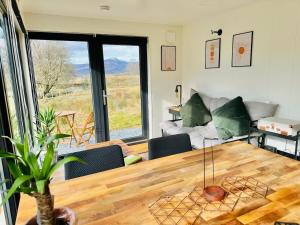 Χώρος καθιστικού στο Eco-Friendly Highland Cabin with Mountain Views