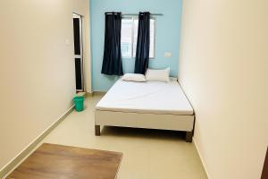 ブッダガヤにあるDev Residencyの窓付きのベッドがある小さな寝室 +7枚の写真