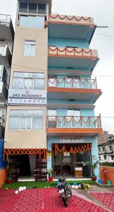 ブッダガヤにあるDev Residencyの建物の前に駐車されたバイク