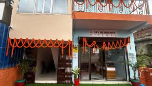 una vetrina con decorazioni rosse e arancioni di Dev Residency a Bodh Gaya