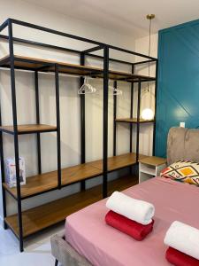 Ένα ή περισσότερα κρεβάτια σε δωμάτιο στο LacambraHills Olongapo Studio3