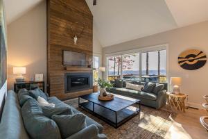 een woonkamer met een bank en een open haard bij Blue Meadows at Blue Ridge Mountain Club in Stony Fork