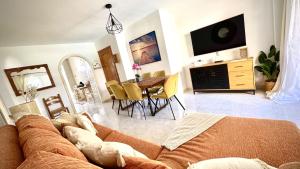 Телевизор и/или развлекательный центр в Relax And Calm in the Sea by Deihu Experiences