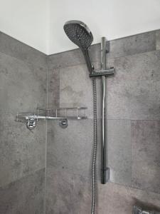 Koupelna v ubytování Modernes Seeblick Apartment mit Sauna und Poolnutzung + 33 fotografií