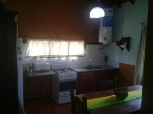 Køkken eller tekøkken på Cabaña TayiMapu + 4 billeder