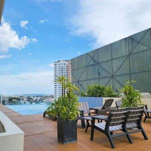 Cozy Studio Unit - Inspiria Condominium Beside Abreeza Mall في مدينة دافاو: فناء مع كراسي وطاولة على السطح