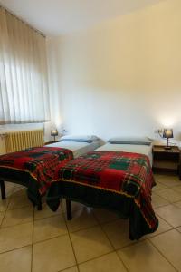 two beds sitting next to each other in a room at Capole7 in Valdidentro