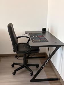 una scrivania con una sedia con una tastiera di BrasoVista - PAJ Premium Apartments in URBAN Plaza a Braşov