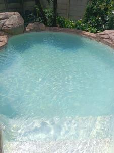 una gran piscina de agua azul en 7atSapele, en Germiston