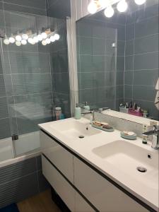 Ένα μπάνιο στο Chambre calme & lumineuse avec balcon Cauderan