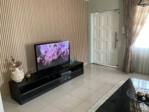 TV a/nebo společenská místnost v ubytování Luxe Comfort Retreat