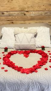 Ένα ή περισσότερα κρεβάτια σε δωμάτιο στο L'Orée Cévenole, SPA & Panorama d'Exception +15 φωτογραφίες