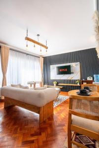 Ένα ή περισσότερα κρεβάτια σε δωμάτιο στο Serene Rustic & Earthy Luxury Stay