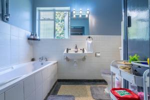 Ένα μπάνιο στο Serene Rustic & Earthy Luxury Stay