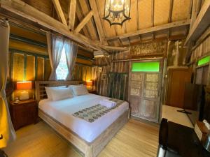 Ένα ή περισσότερα κρεβάτια σε δωμάτιο στο Secret Wooden Cabin - Magnolia +14 φωτογραφίες