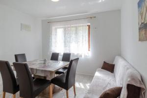 a living room with a table and a couch at Guesthouse Karbuni (217) in Blato