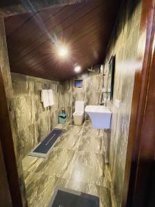 Koupelna v ubytování Alice House Hiriketiya + 69 fotografií