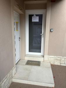 にあるApartment P&Tの看板が掲げられた建物の正面玄関 +26枚の写真