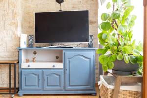 a blue cabinet with a tv on top of it at Gran Hogar Chic I 8 min de los remontes con balcón in La Massana