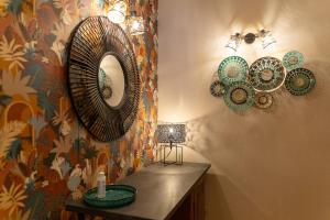 a room with plates and a mirror on a wall at Gran Hogar Chic I 8 min de los remontes con balcón in La Massana +47 photos
