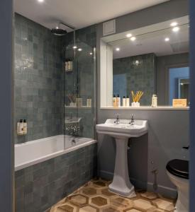 Koupelna v ubytování Oyster House + 57 fotografií