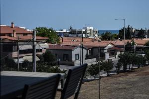 balcón con banco y algunos edificios en U boutique experience, en Alexandroupoli