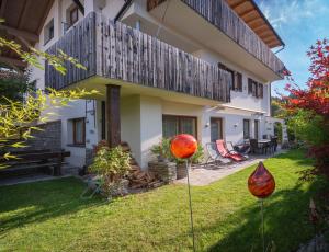 a view of a house with a yard at Sweethome Apple in Fiumes