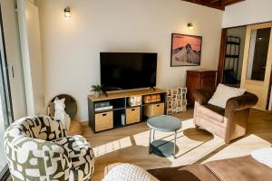 Et tv og/eller underholdning på Maison de montagne, charme alpin & cheminée