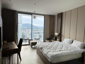 une chambre d'hôtel avec un lit et une grande fenêtre dans l'établissement Panorama Nha Trang Deluxe Double Bed City View, à Nha Trang 34 autres photos