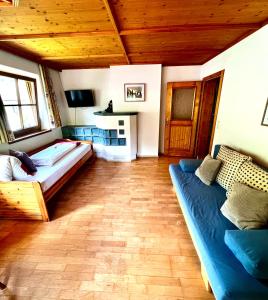 Un dormitorio con una cama y un sofá en una habitación. en Lexhof, en Sellrain 80 fotos más