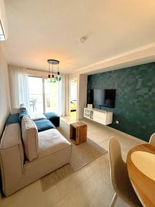 アルテアにあるCosta Blanca Sea Viewのソファと薄型テレビのあるリビングルーム