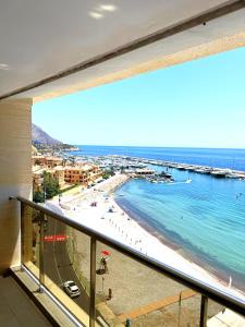 アルテアにあるCosta Blanca Sea Viewのビーチと海の景色を望むバルコニー