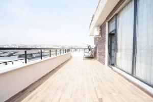 een leeg balkon met uitzicht op de stad bij فيلا اسطنبول in Beylikduzu