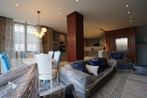 een woonkamer met een bank en een tafel bij فيلا اسطنبول in Beylikduzu