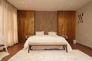 een slaapkamer met een groot bed en een tafel bij فيلا اسطنبول in Beylikduzu