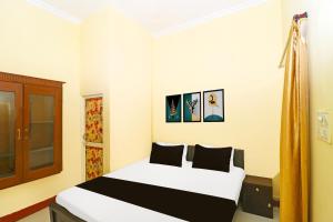 un dormitorio con una cama en una habitación en HOTEL O OXY RUDRA INN, en Ranchi
