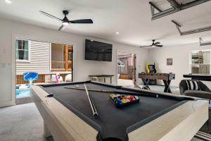 TV a/nebo společenská místnost v ubytování The Royal Floridian l Heated Pool l Walk to DNTN