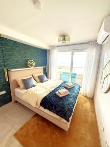 アルテアにあるCosta Blanca Sea Viewのベッドとタオル2枚のある寝室