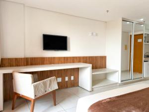 ein Wohnzimmer mit einem Fernseher an der Wand in der Unterkunft STAY Cosmopolitan in Palmas + 99 Fotos