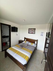 un dormitorio con una cama en una habitación en Cabañas Salome, en Darién