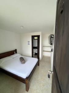 Un dormitorio con una cama y un televisor. en Cabañas Salome, en Darién