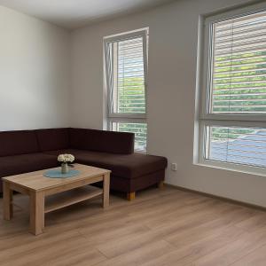 Posezení v ubytování Simcity IX l Central park with Air Conditioning, free garage parking, balcony and 24 7 self check-in