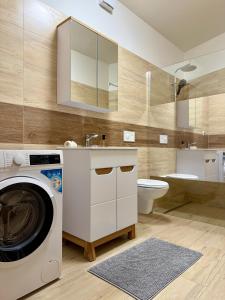 Koupelna v ubytování Simcity IX l Central park with Air Conditioning, free garage parking, balcony and 24 7 self check-in