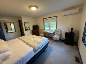 Un dormitorio con una cama y un escritorio y una ventana. en Lóyly Spa Guesthouse, en Ottawa 83 fotos más