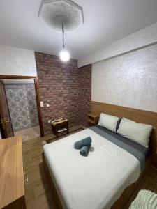 Un dormitorio con una cama con un animal de peluche encima. en Julie Airport Boarding Apartment, en Marrakech