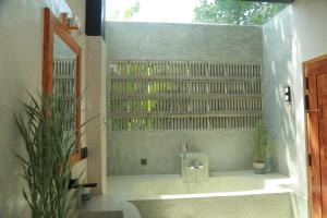 Un baño con ducha y un inodoro. en Mindara Villa, en Galle 42 fotos más