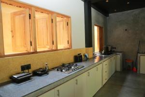 una cocina con estufa y encimera en Mindara Villa, en Galle