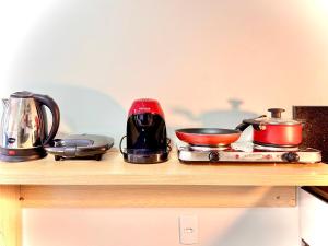 Η κουζίνα ή μικρή κουζίνα στο Studio moderno com piscina 350m do mar