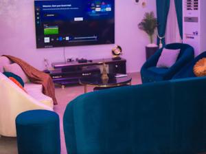 Μια τηλεόραση ή/και κέντρο ψυχαγωγίας στο Royaltron apartment services